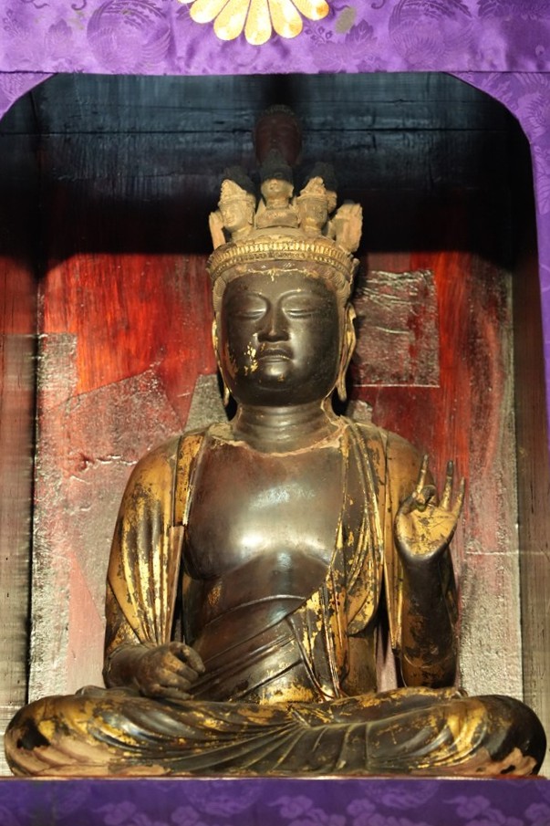 秘仏御本尊・越知山三所大権現（木造十一面観音菩薩坐像・木造聖観音菩薩坐像・木造阿弥陀如来坐像、福井県指定文化財）※毎年11月3日の万灯会の際に御開扉