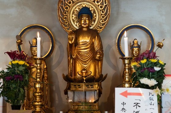 御本尊・薬師三尊像と不滅の法灯