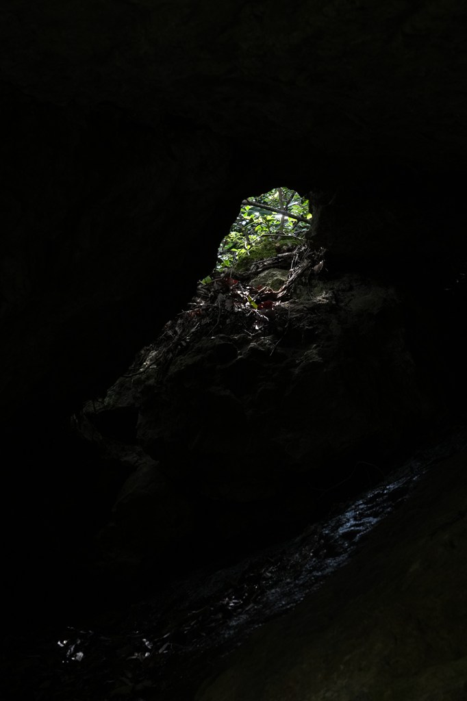 巌屋（崩落・老朽化のため、立ち入りを制限しております）