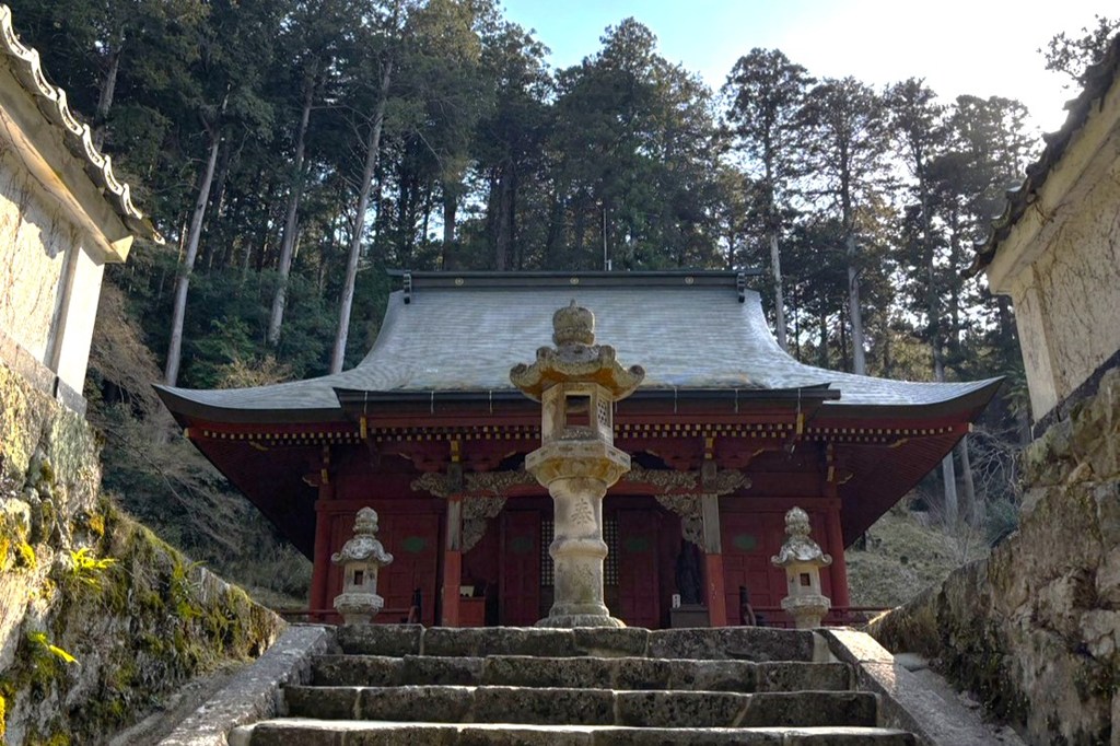 本堂と秘仏御本尊・銅造千手観音菩薩立像（国指定重要文化財）※33年に一度の御開帳