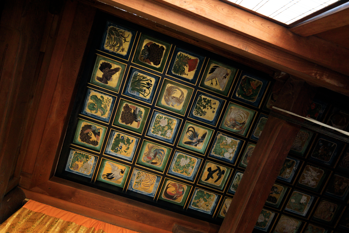 本堂と秘仏・慈恵大師坐像（国指定重要文化財）