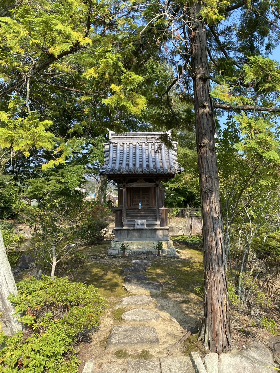 仁王門・弁天堂・奥の院・鐘楼・石灯籠（福崎町指定文化財）