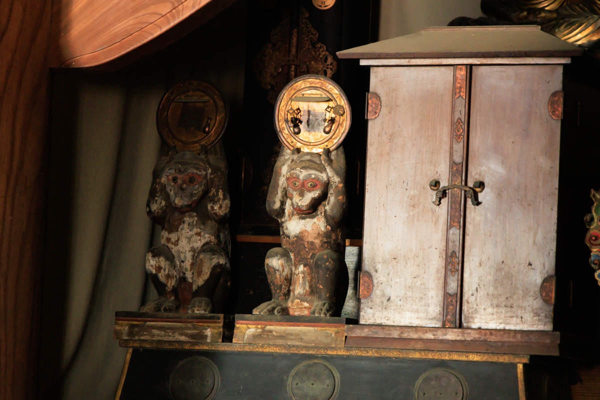 本堂内におまつりされる仏さま