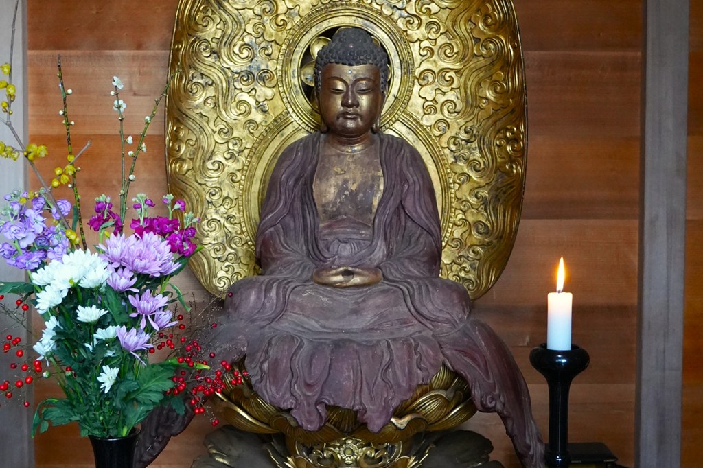 御本尊・木造釈迦如来坐像（千葉県指定有形文化財）