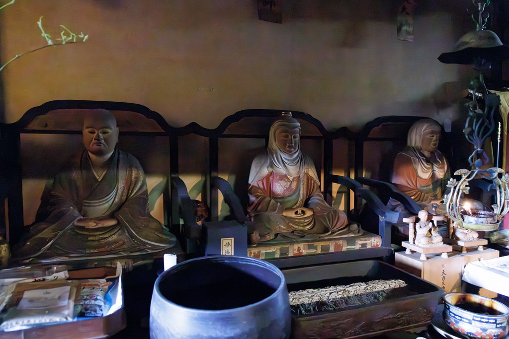 ご本尊・毘沙門天像と日光・月光菩薩立像（国指定重要文化財）