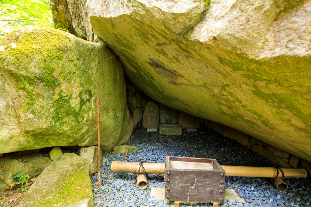 ご本尊・石仏の観音菩薩さま