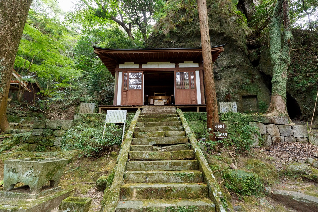 「鬼の岩戸」と本尊の薬師如来像