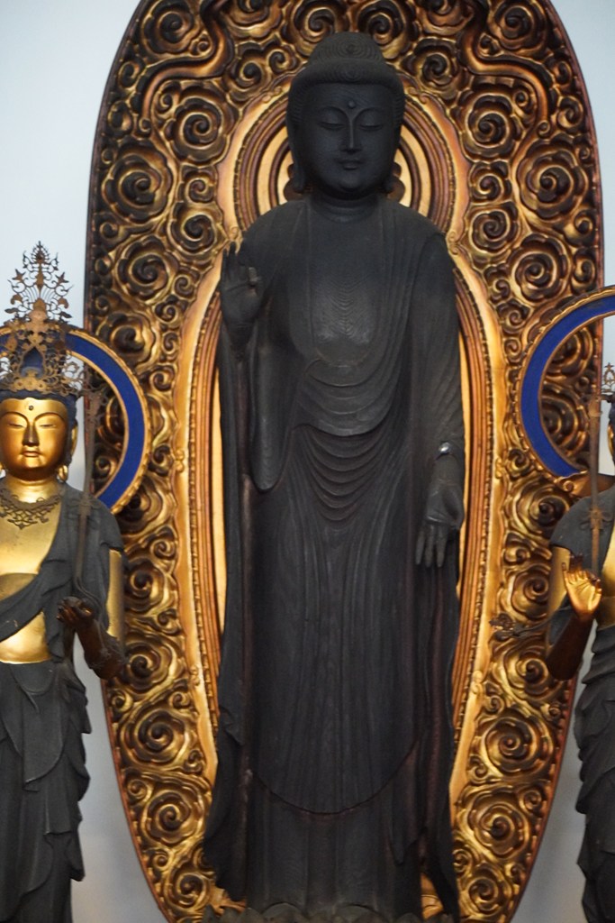 本堂におまつりされる仏様たち