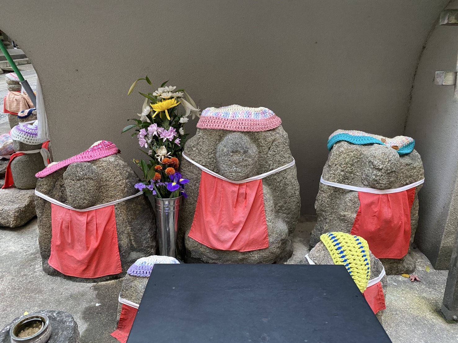 へそ石・境内におまつりされる石仏群