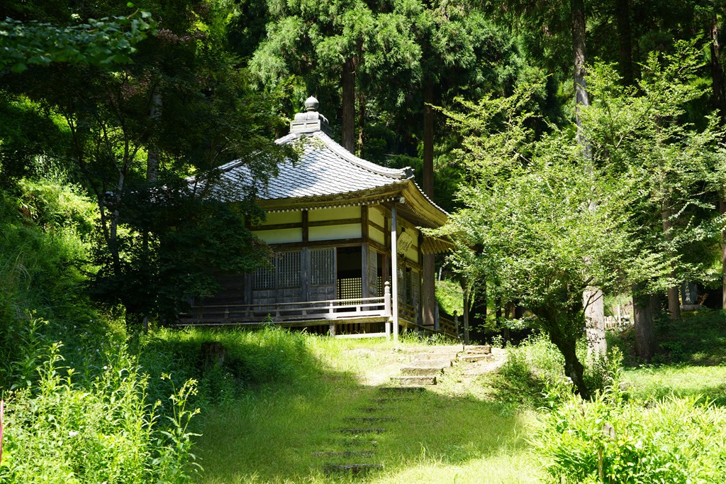 石造九重塔（国指定重要文化財）・開山堂
