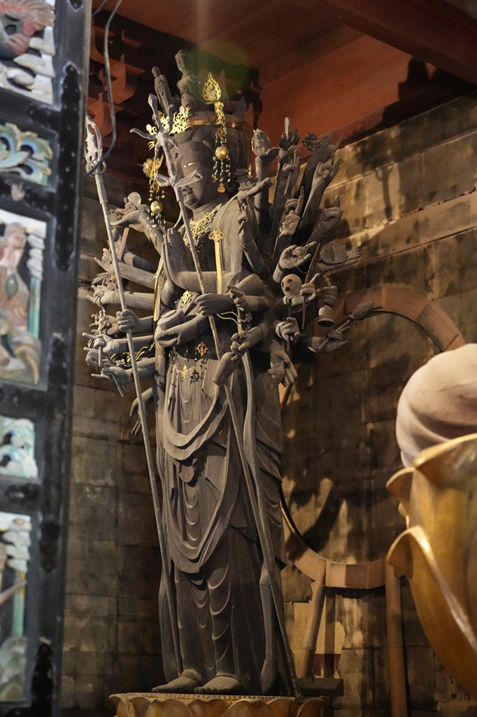 ご本尊・木造薬師如来坐像（兵庫県指定文化財）、木造聖観音菩薩立像、木造千手観音立像