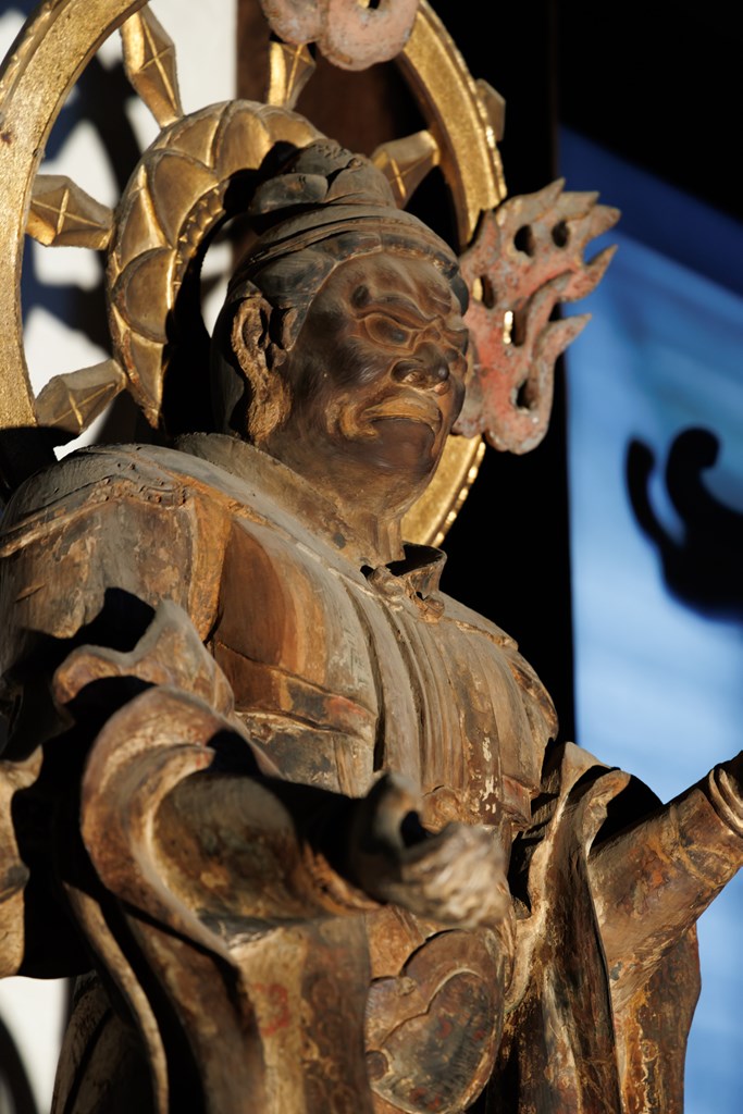 ご本尊・薬師如来像と脇を固める四天王像（神戸市指定文化財）と十二神将立像