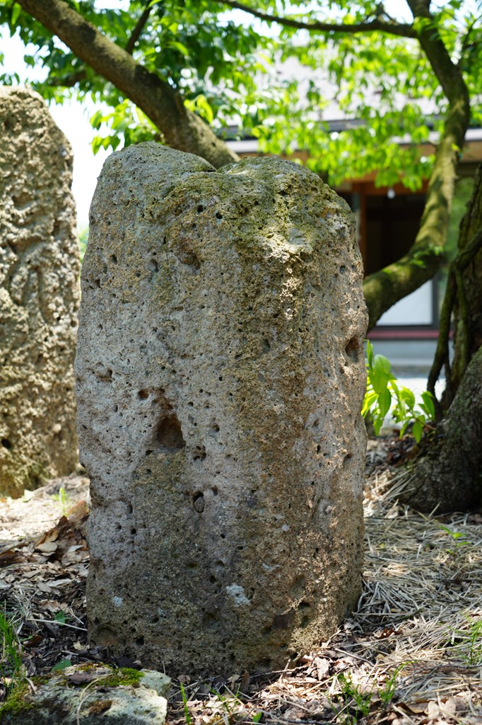 義経桜と日輪・月輪の板碑
