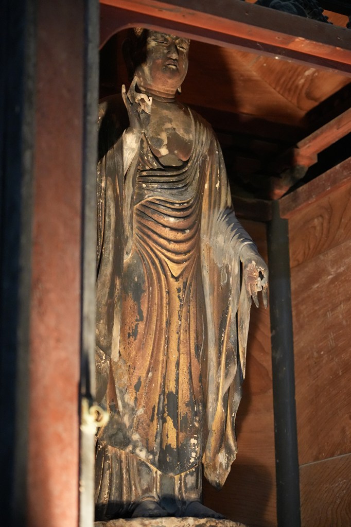 秘仏・木造釈迦如来立像（国指定重要文化財）※毎年1月18日の初観音大祭で御開扉