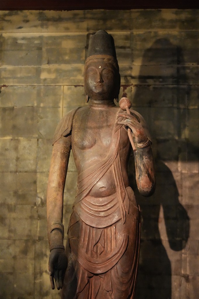 ご本尊・木造薬師如来坐像（兵庫県指定文化財）、木造聖観音菩薩立像、木造千手観音立像