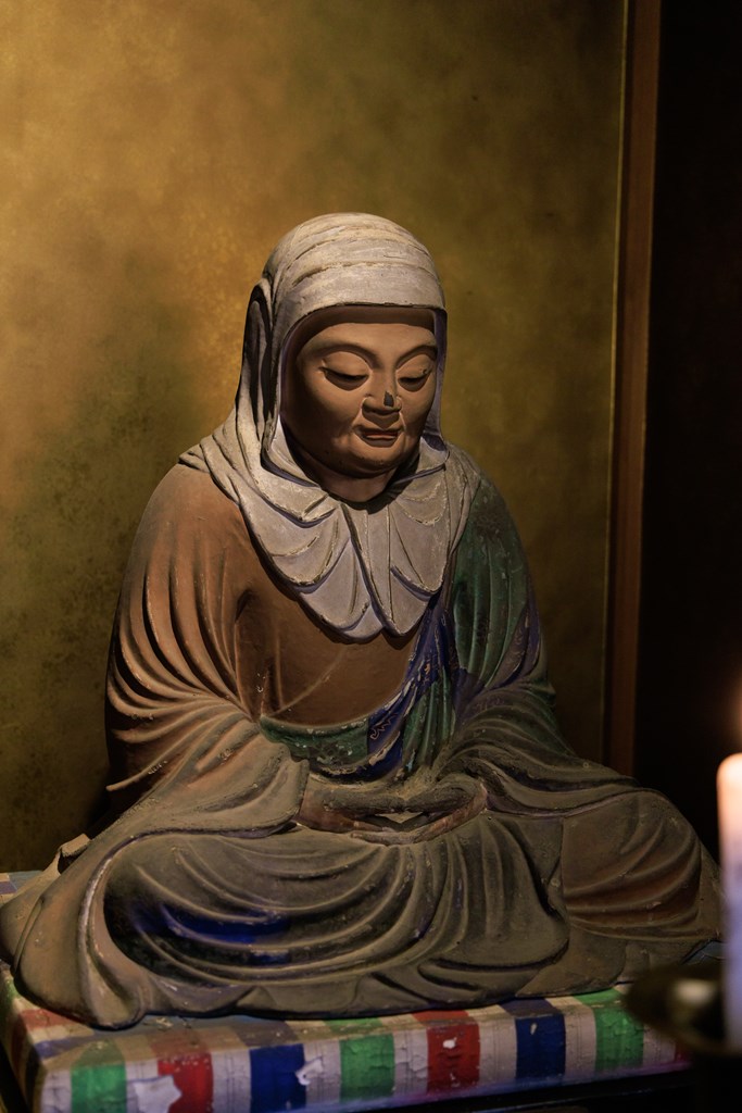 本堂におまつりされる僧侶のお像