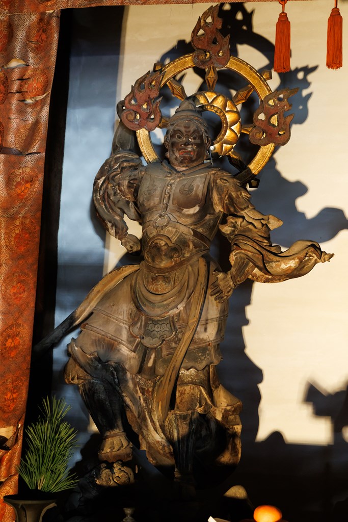 ご本尊・薬師如来像と脇を固める四天王像（神戸市指定文化財）と十二神将立像