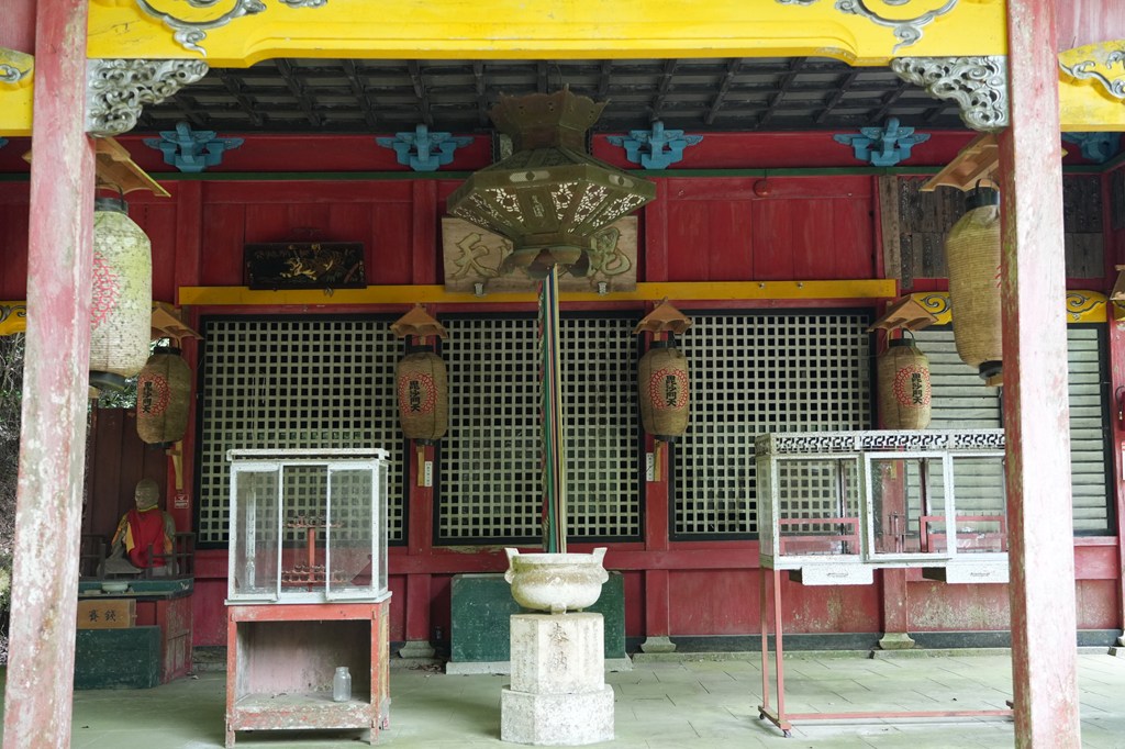 本堂（崩落・老朽化のため、立ち入りを制限しております）