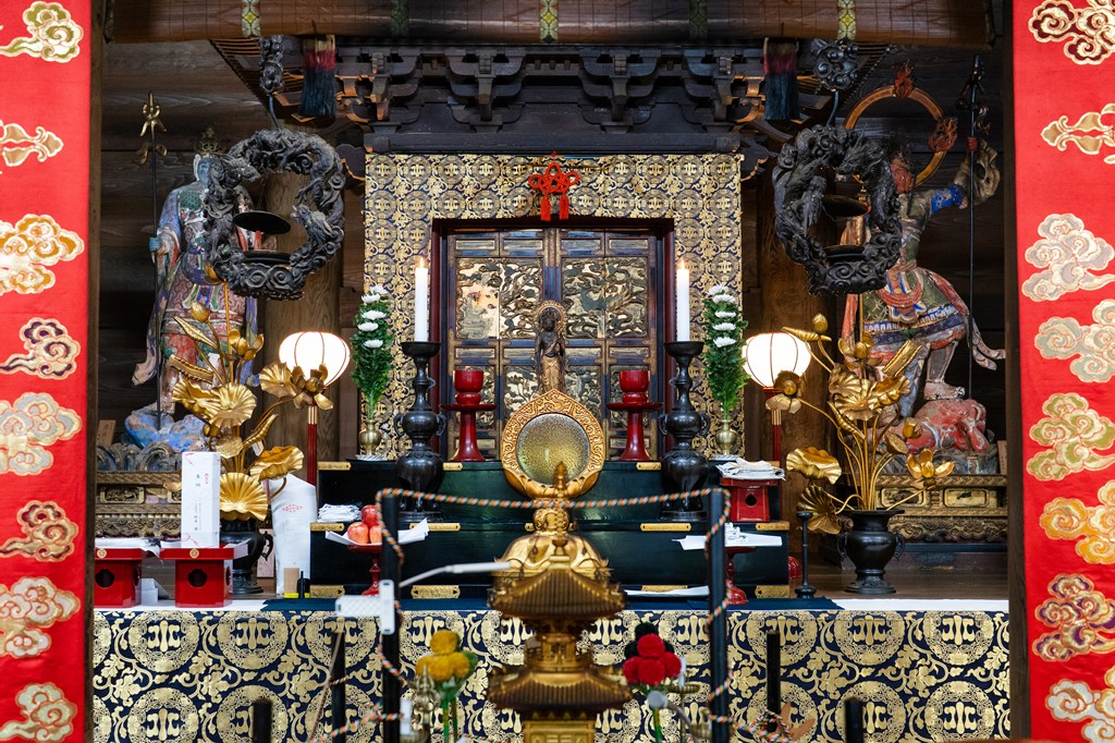 秘仏御本尊・木造四臂十一面観音菩薩立像・木造四天王立像（ともに島根県指定文化財）