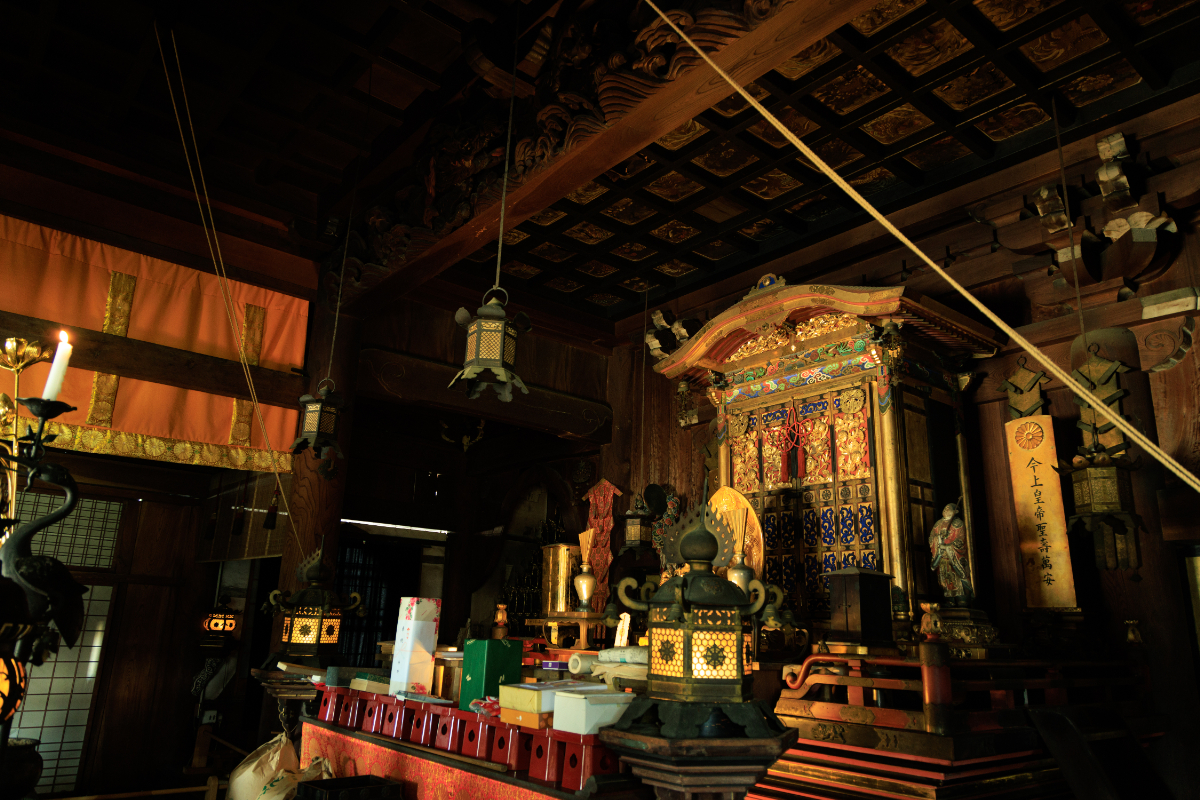 本堂と秘仏・慈恵大師坐像（国指定重要文化財）