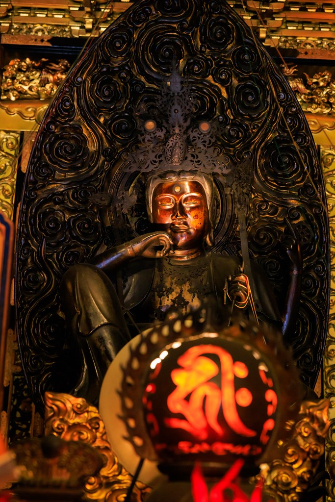 ご本尊・如意輪観音像と本堂（京都市指定文化財）