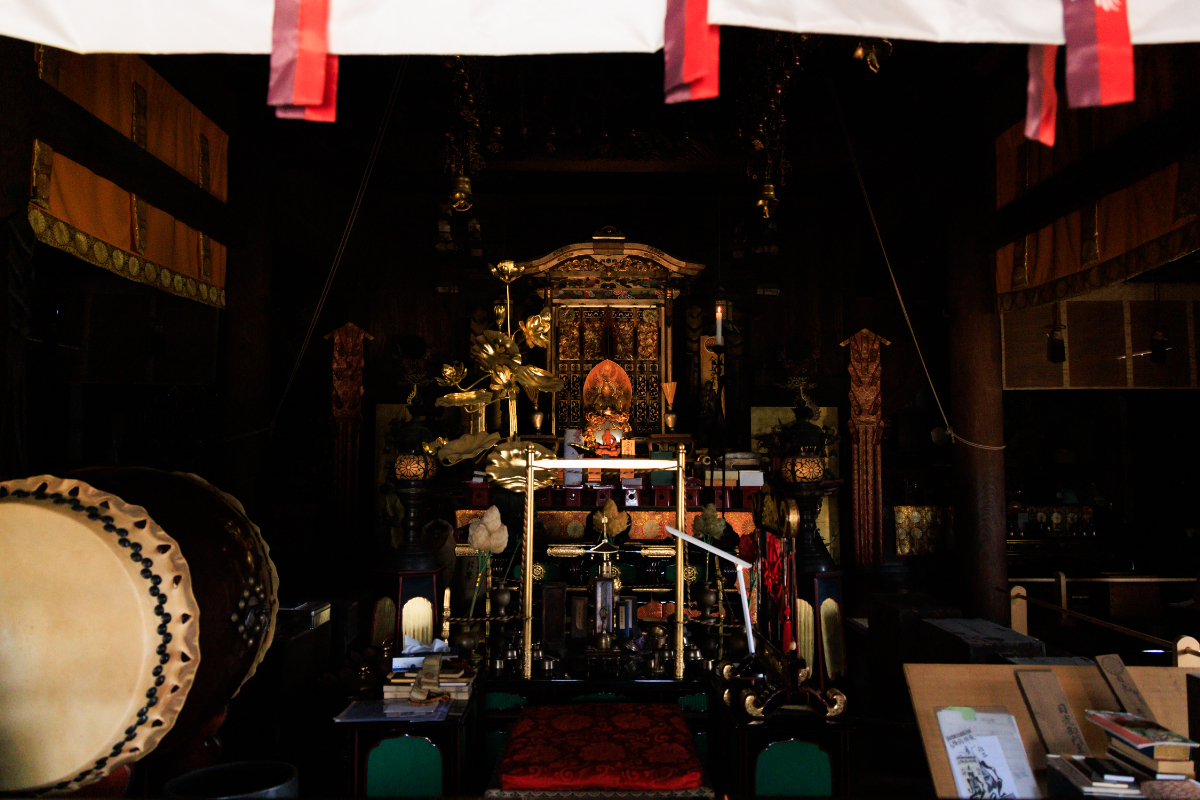 本堂と秘仏・慈恵大師坐像（国指定重要文化財）