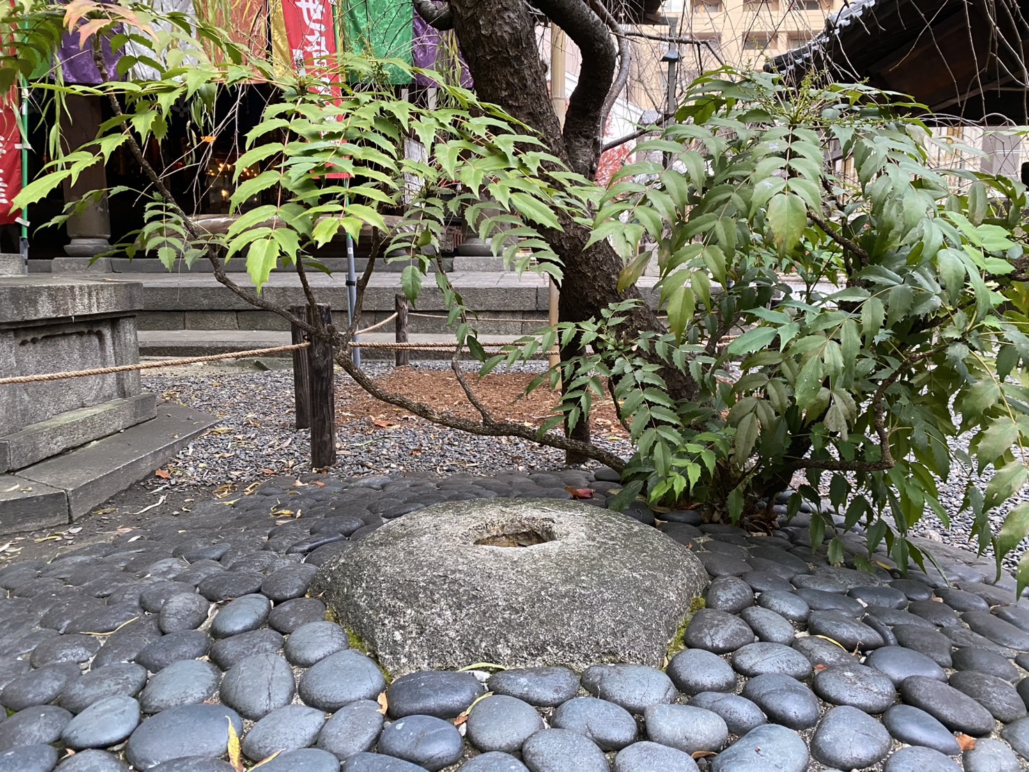 へそ石・境内におまつりされる石仏群