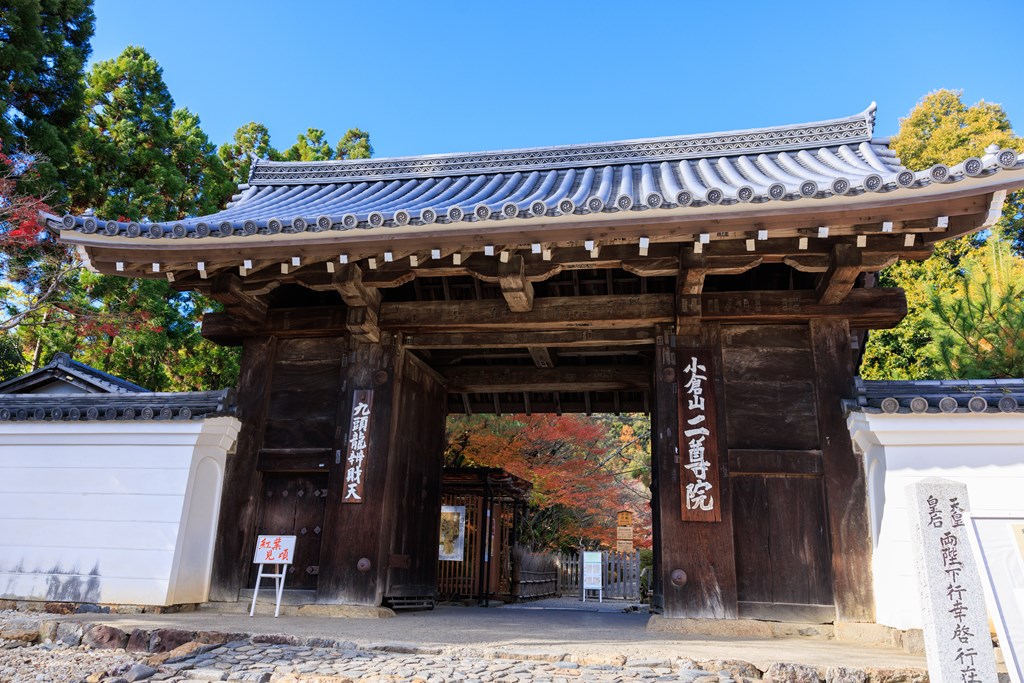 総門（京都市指定文化財）と紅葉の馬場