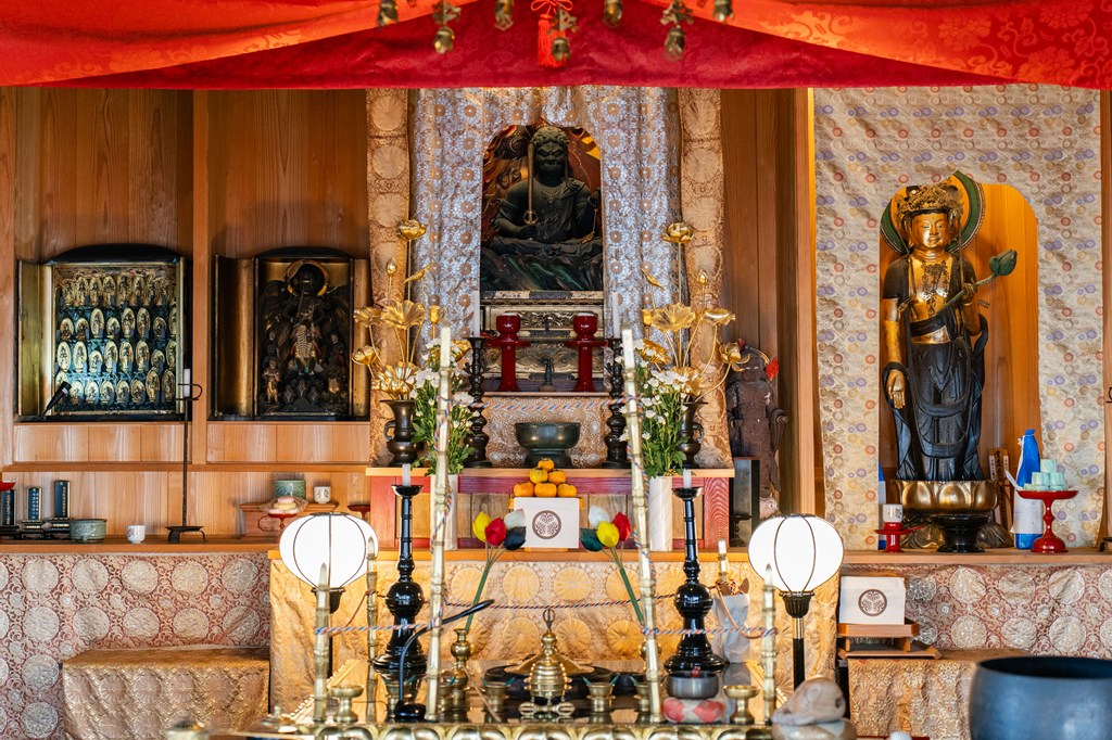 本堂と御本尊・大聖不動明王坐像