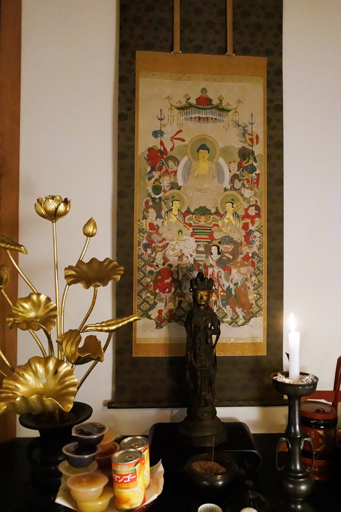 ご本尊・阿弥陀如来像と本堂におまつりされる仏さま