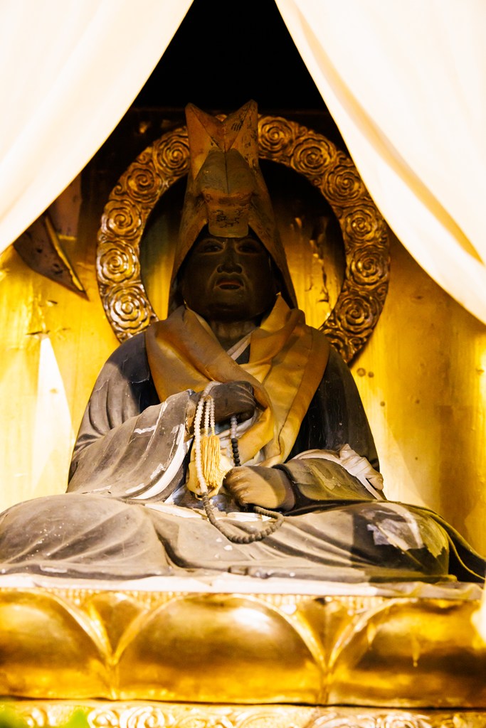 本堂におまつりされている御仏たち