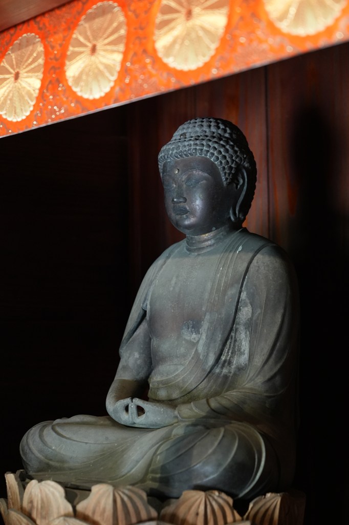 銅造聖観音菩薩坐像・銅造阿弥陀如来坐像（福井県指定文化財） ※毎年11月3日の万灯会の際に御開扉