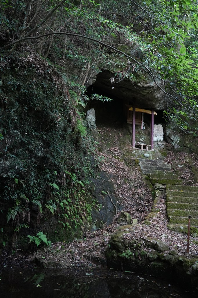 巌屋（崩落・老朽化のため、立ち入りを制限しております）
