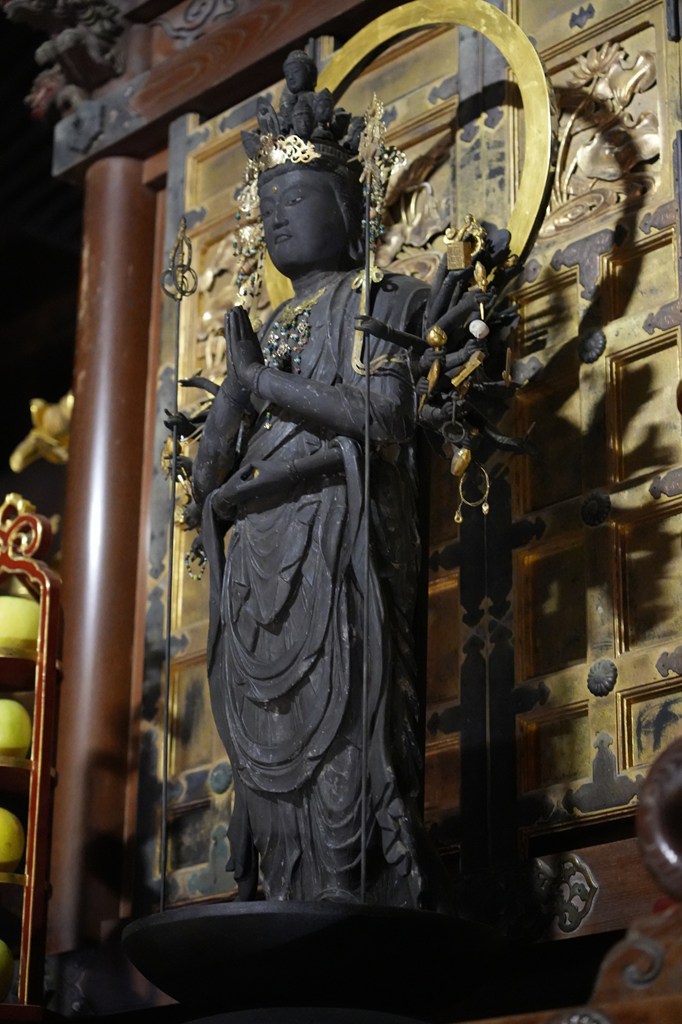 本堂と秘仏御本尊・銅造千手観音菩薩立像（国指定重要文化財）※33年に一度の御開帳