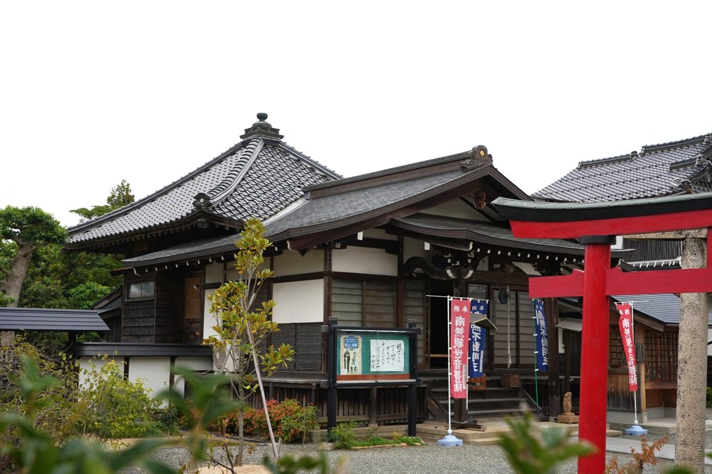 本堂と御本尊・大聖不動明王坐像