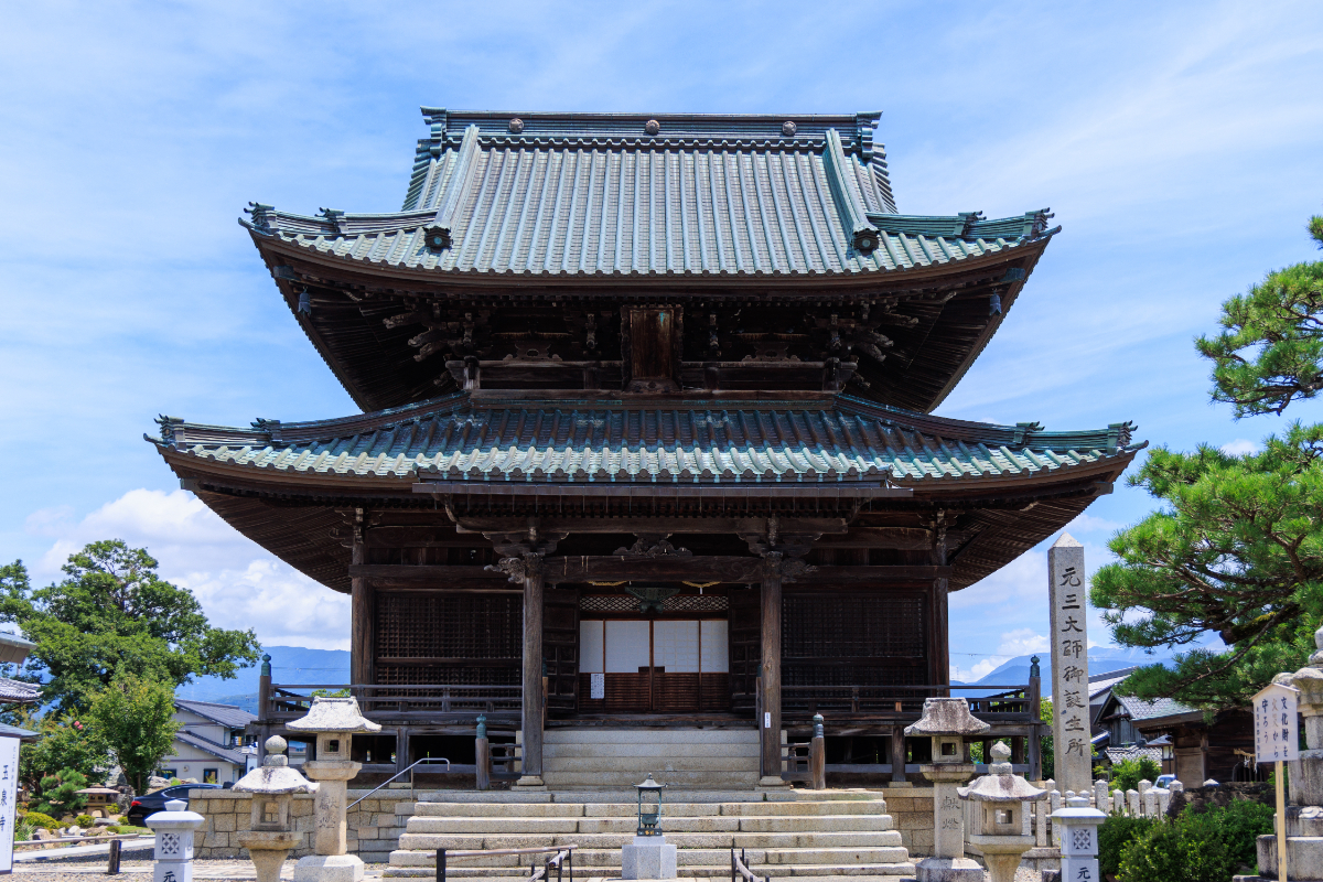 本堂と秘仏・慈恵大師坐像（国指定重要文化財）