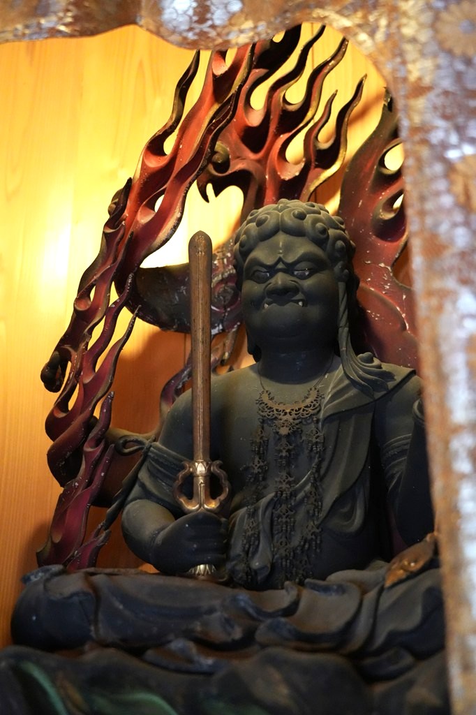 本堂と御本尊・大聖不動明王坐像