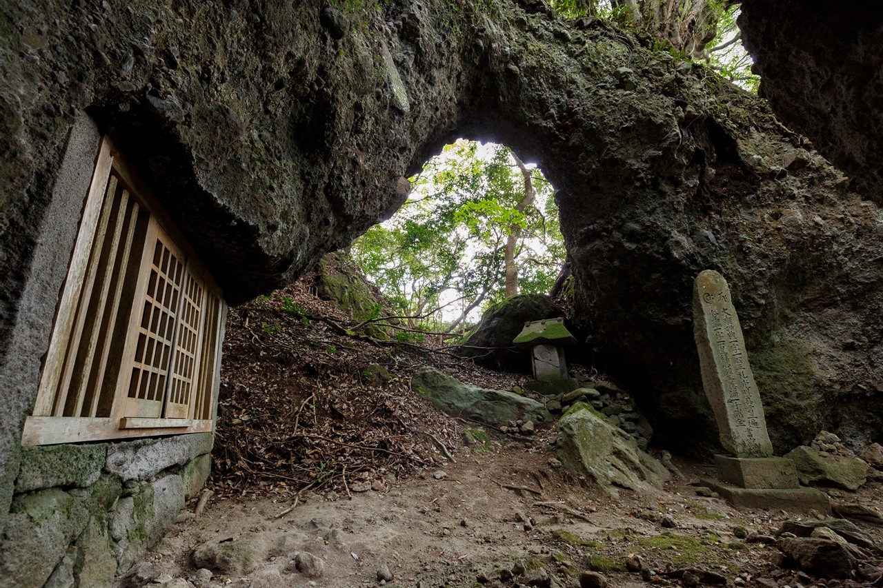 「鬼の岩戸」と本尊の薬師如来像