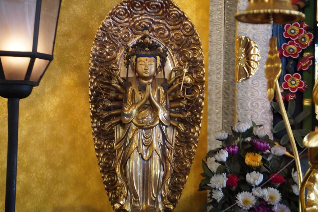 本堂内部におまつりされる様々な仏さま