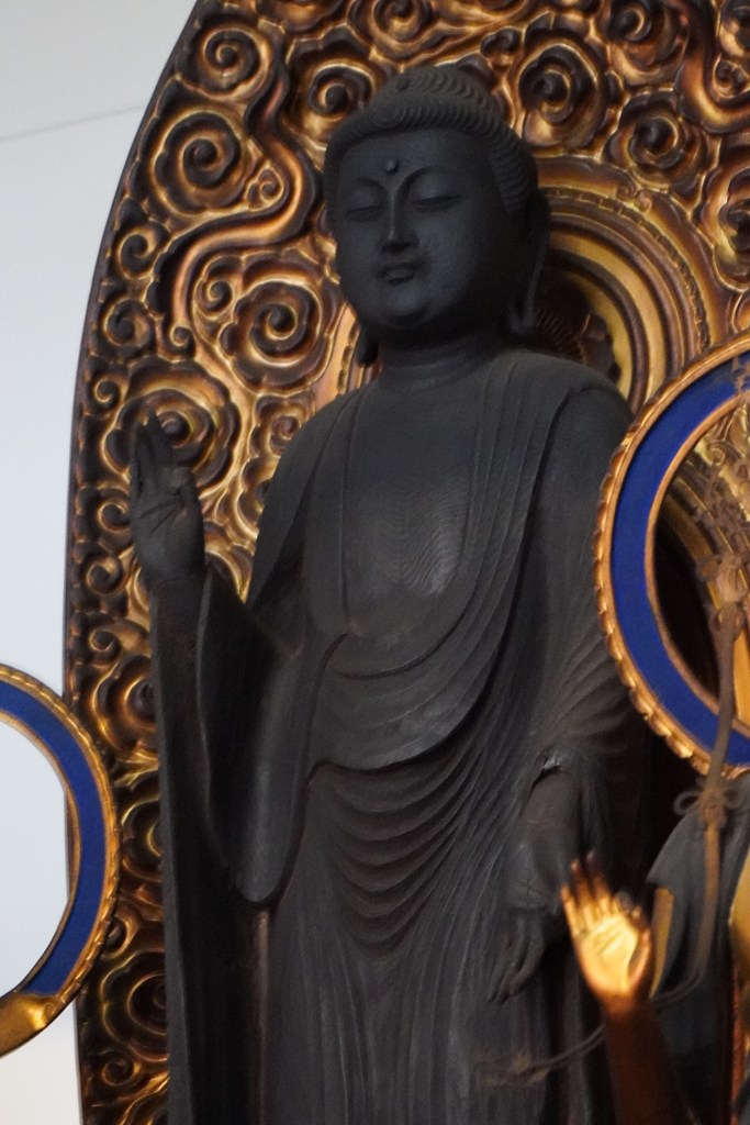 本堂におまつりされる仏様たち