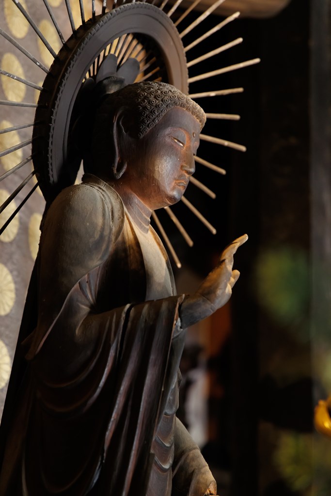 ご本尊・薬師如来像と脇を固める四天王像（神戸市指定文化財）と十二神将立像