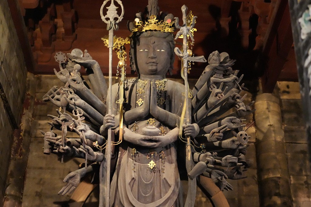 ご本尊・木造薬師如来坐像（兵庫県指定文化財）、木造聖観音菩薩立像、木造千手観音立像