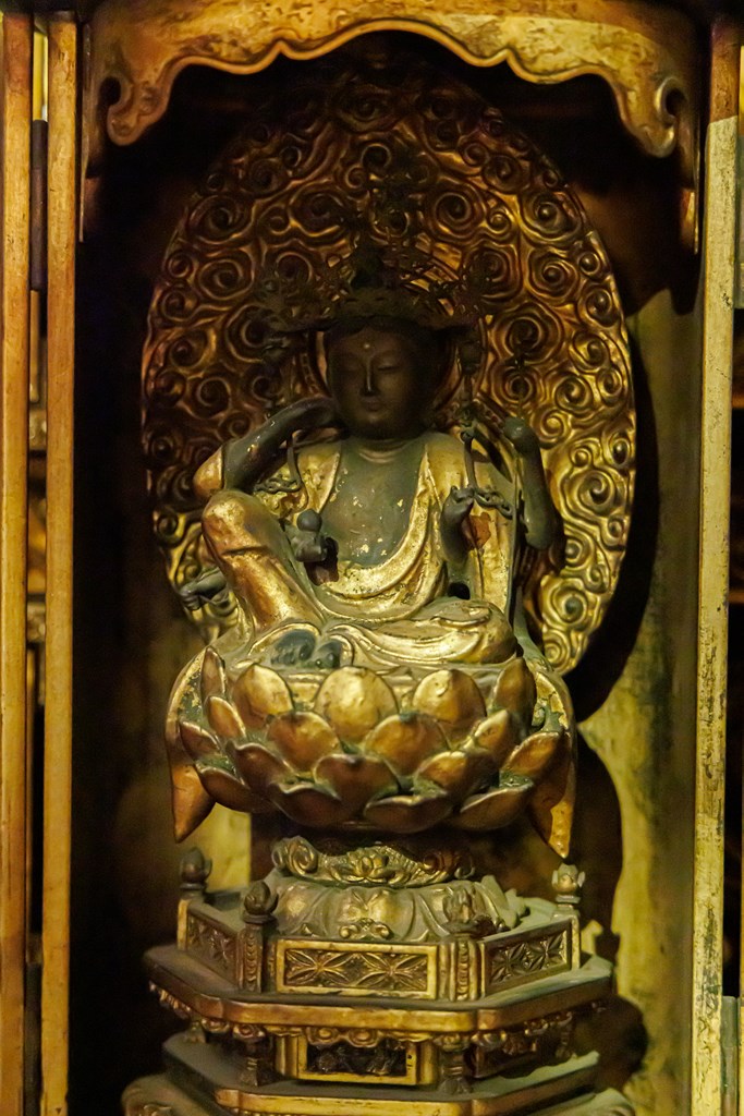 ご本尊・阿弥陀如来像と本堂におまつりされる仏さま