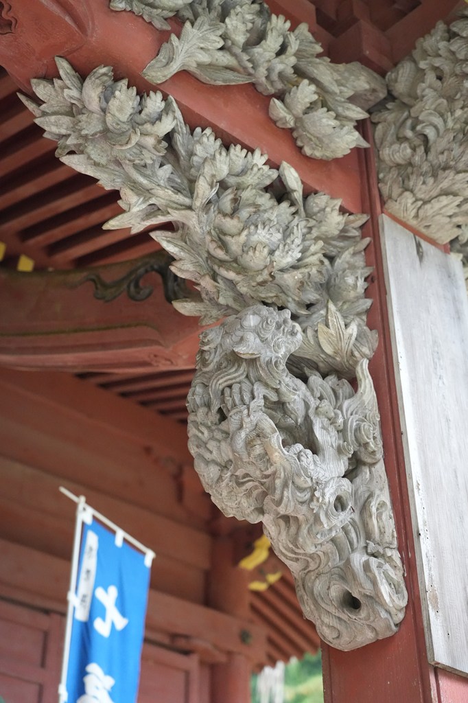 本堂と秘仏御本尊・銅造千手観音菩薩立像（国指定重要文化財）※33年に一度の御開帳