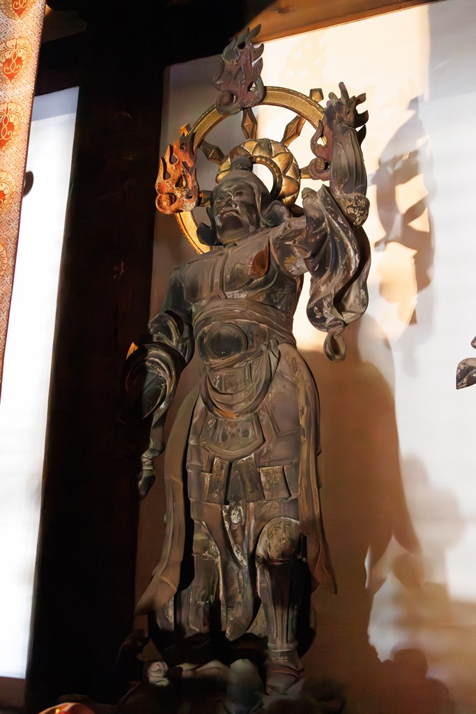 ご本尊・薬師如来像と脇を固める四天王像（神戸市指定文化財）と十二神将立像