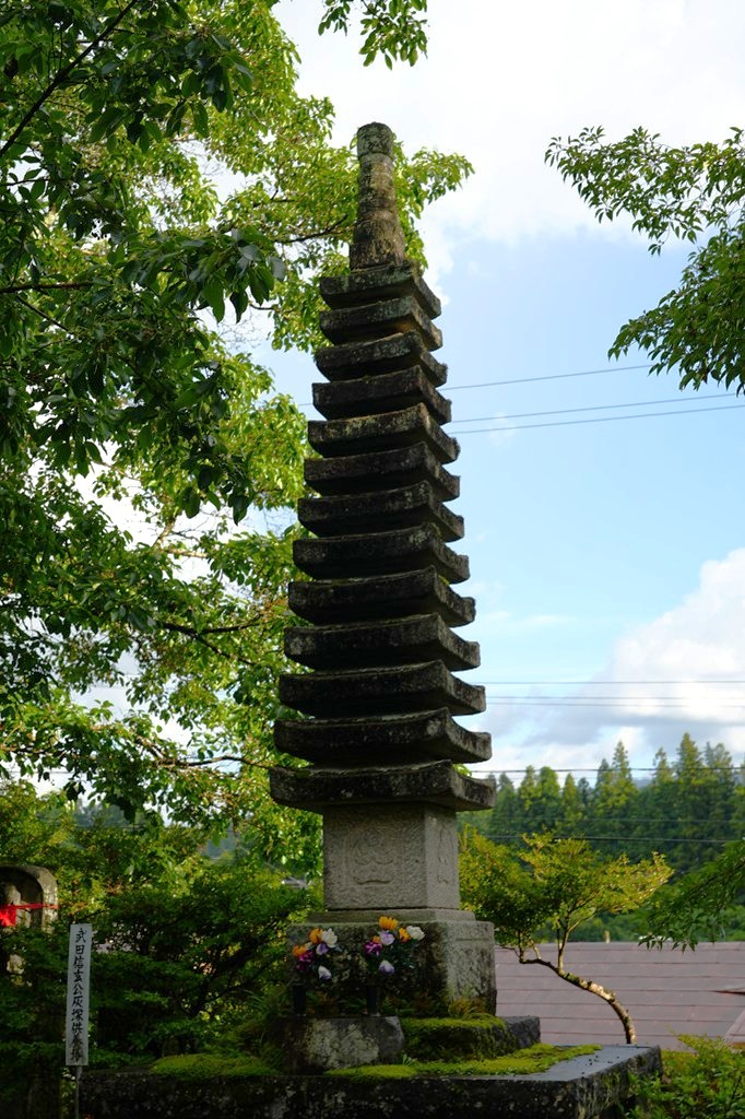 信玄公の兜の前立・供養塔