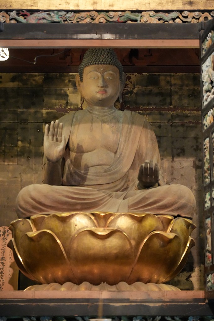 ご本尊・木造薬師如来坐像（兵庫県指定文化財）、木造聖観音菩薩立像、木造千手観音立像