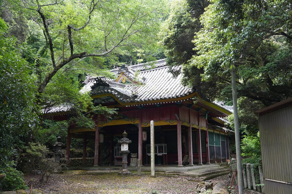 本堂（崩落・老朽化のため、立ち入りを制限しております）