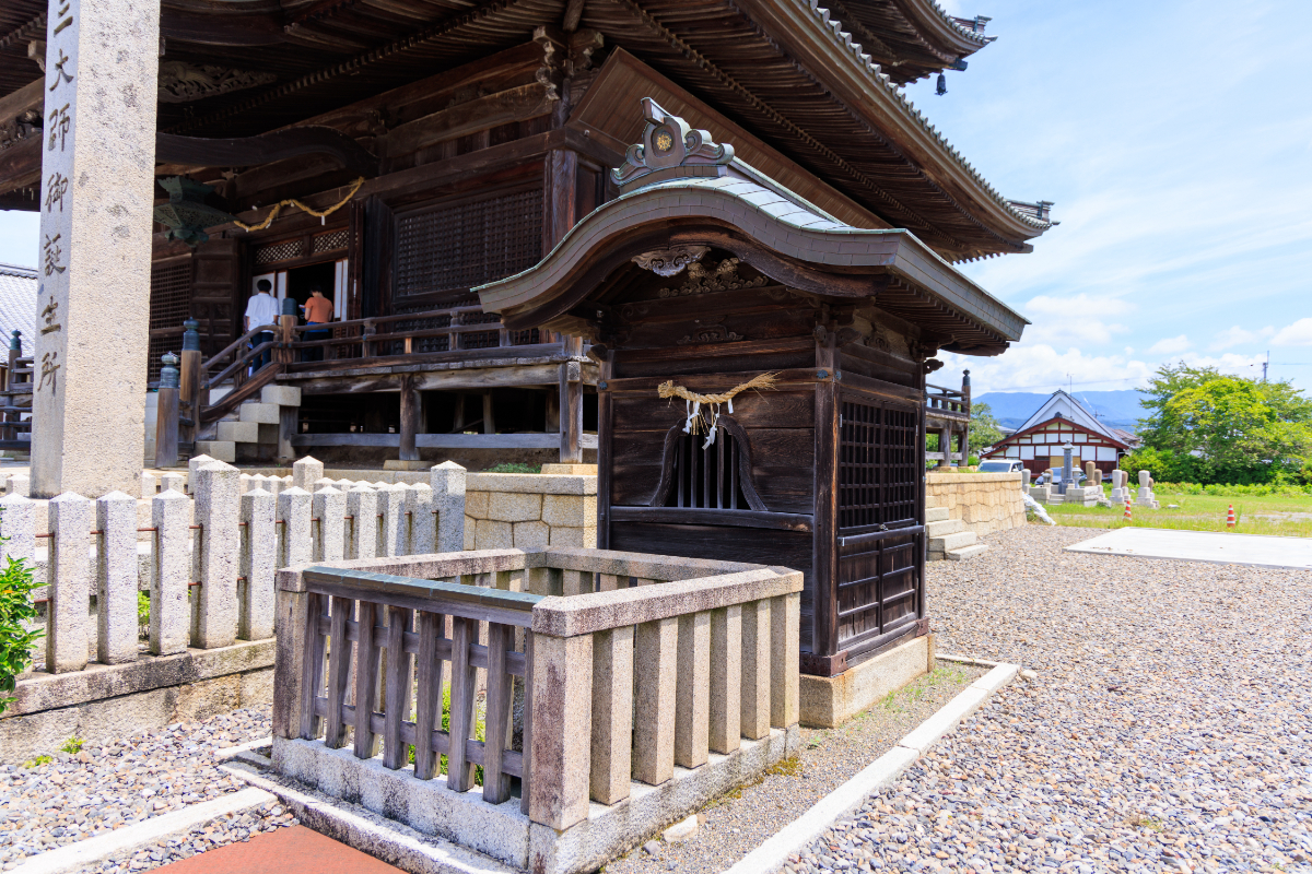 慈恵大師産湯の井戸と井伊家寄進の楼門