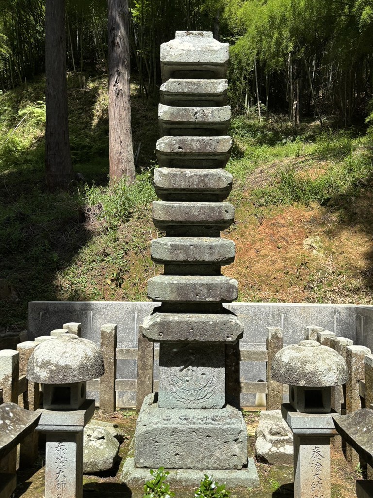 石造九重塔（国指定重要文化財）・開山堂